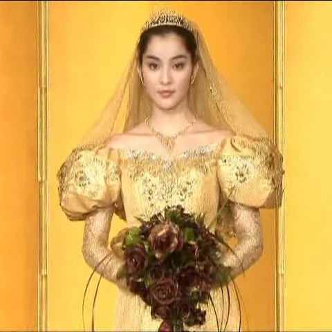 Un creator nipon a prezentat două modele de diademe de aur