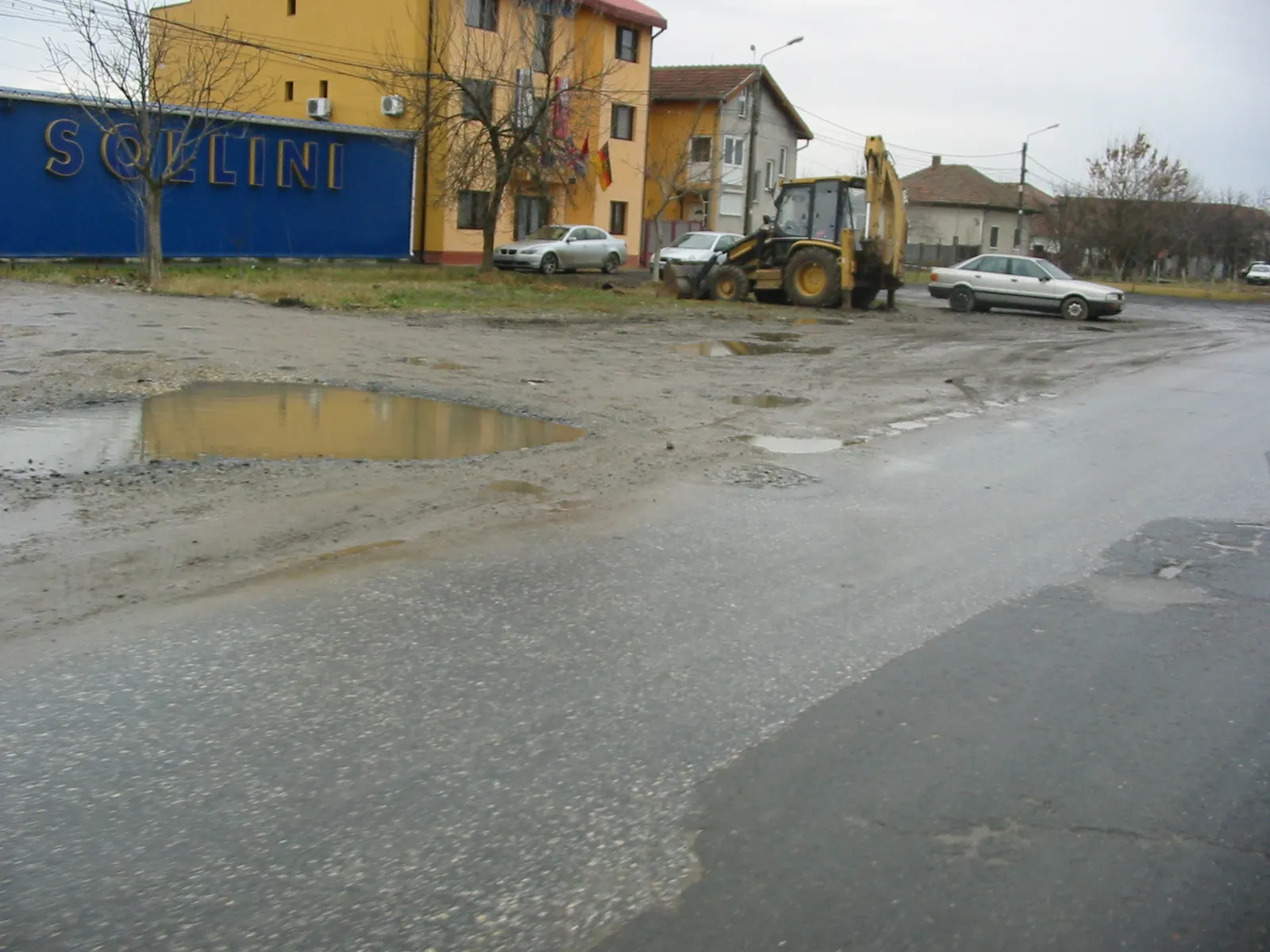 Intrarea în Timişoara dinspre Sacalaz este mizeralibă, iar drumurile sunt pline de gropi