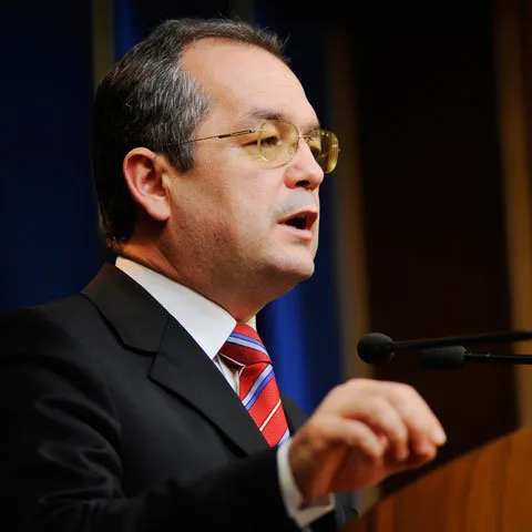 Emil Boc despre contractul cu Sterling: Este bine făcut şi nu poate fi uşor reziliat