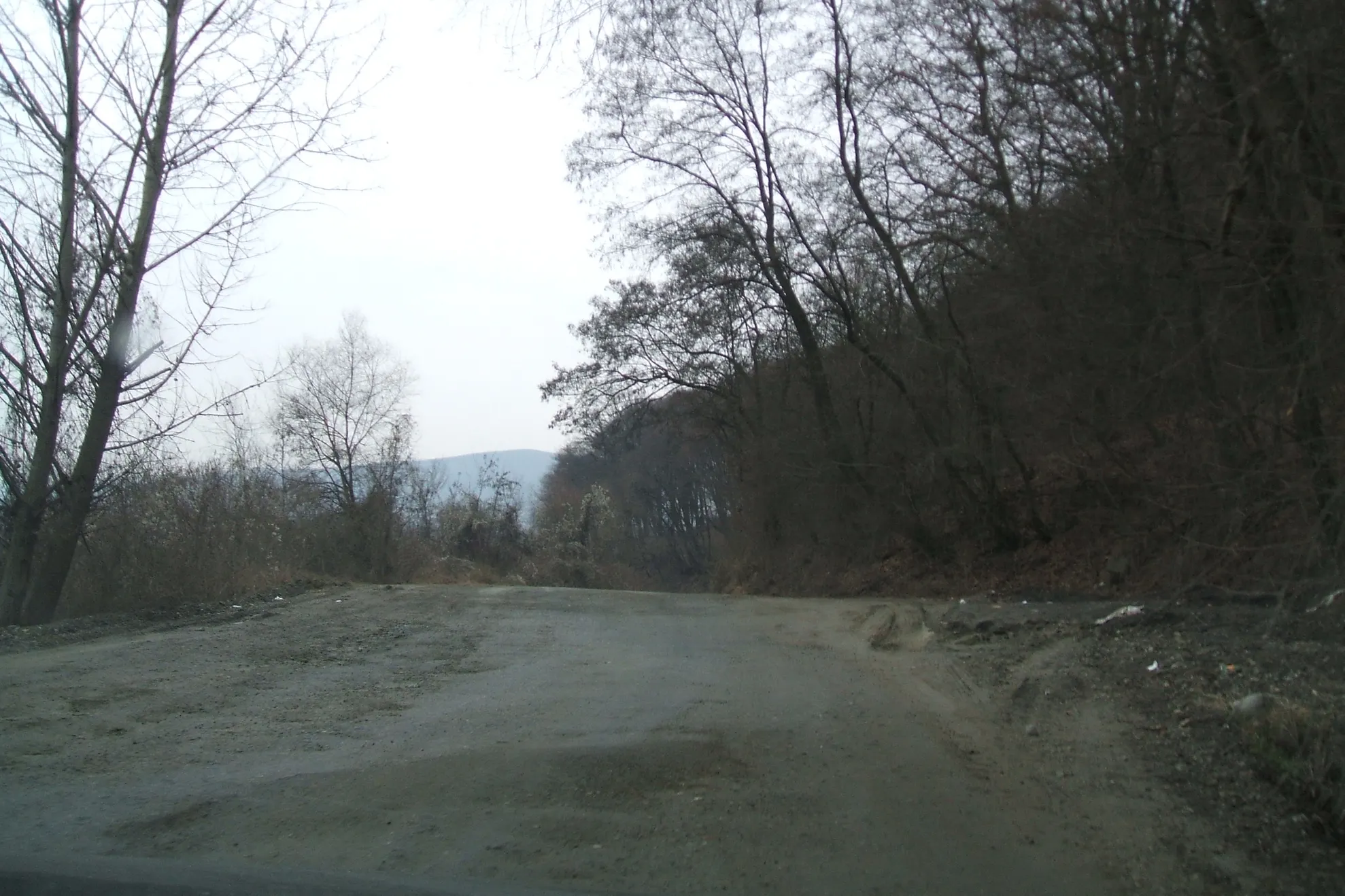 Denivelările de pe DN 17D te duce cu gândul la valurile Dunării