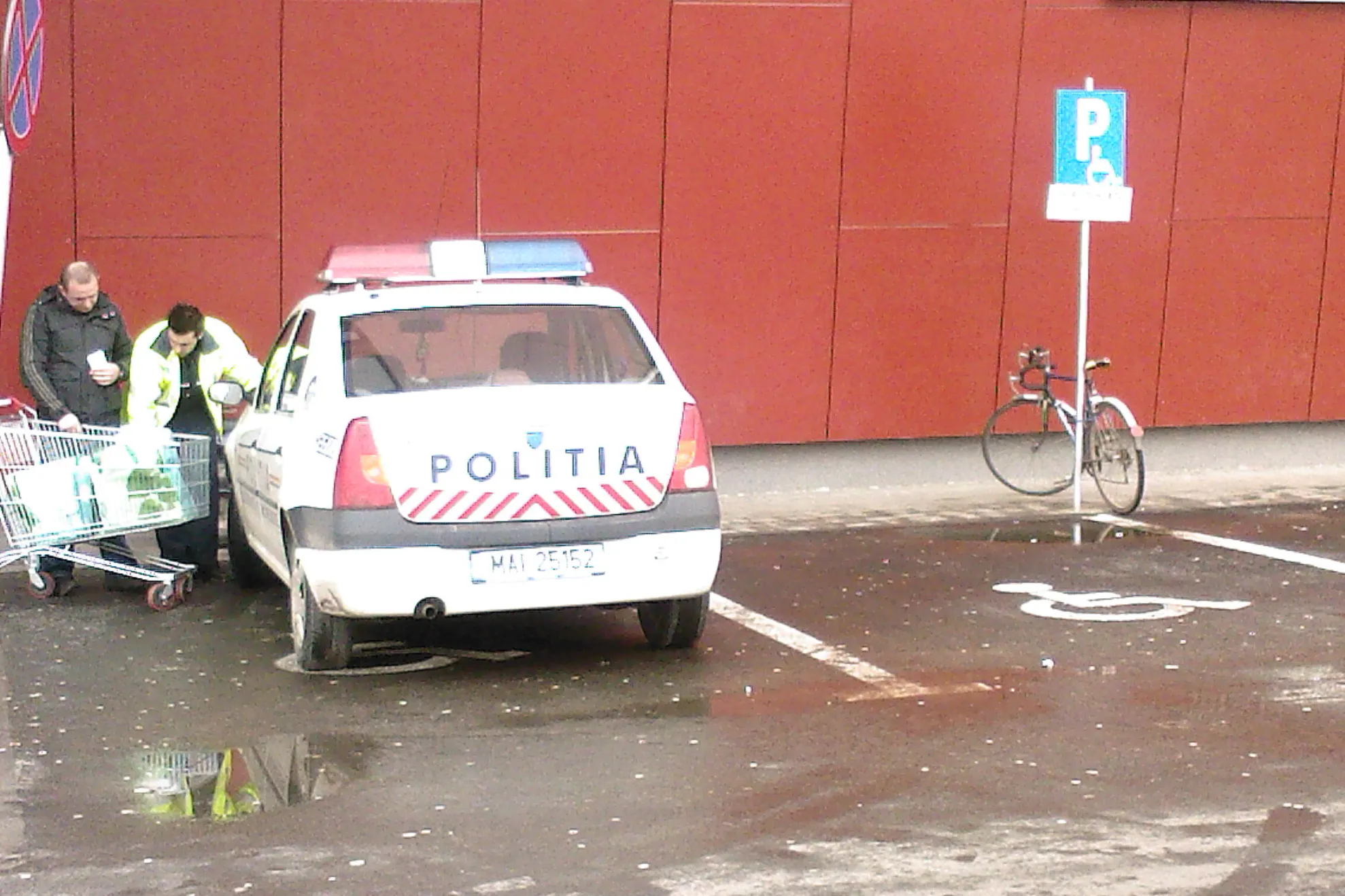 În România, până şi poliţiştii parchează pe locuri de parcare rezervate handicapaţilor