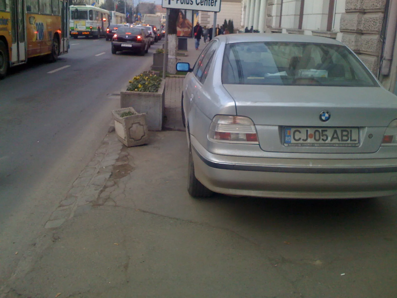 Parcare pe trotuar, lângă Curtea de Apel din Cluj Napoca