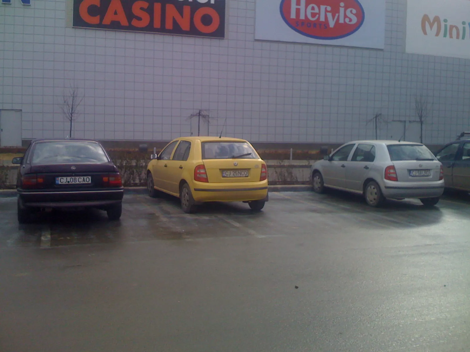 Mai mulţi proprietarii de SUV-uri au parcat pe locuri destinate handicapaţilor