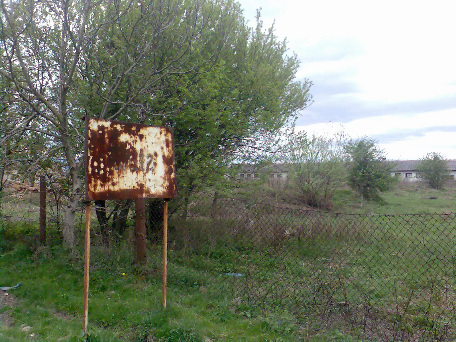 Indicatorul care semnalează intrarea în localitatea Ciuta, jud.Caraş - Severin, a ruginit