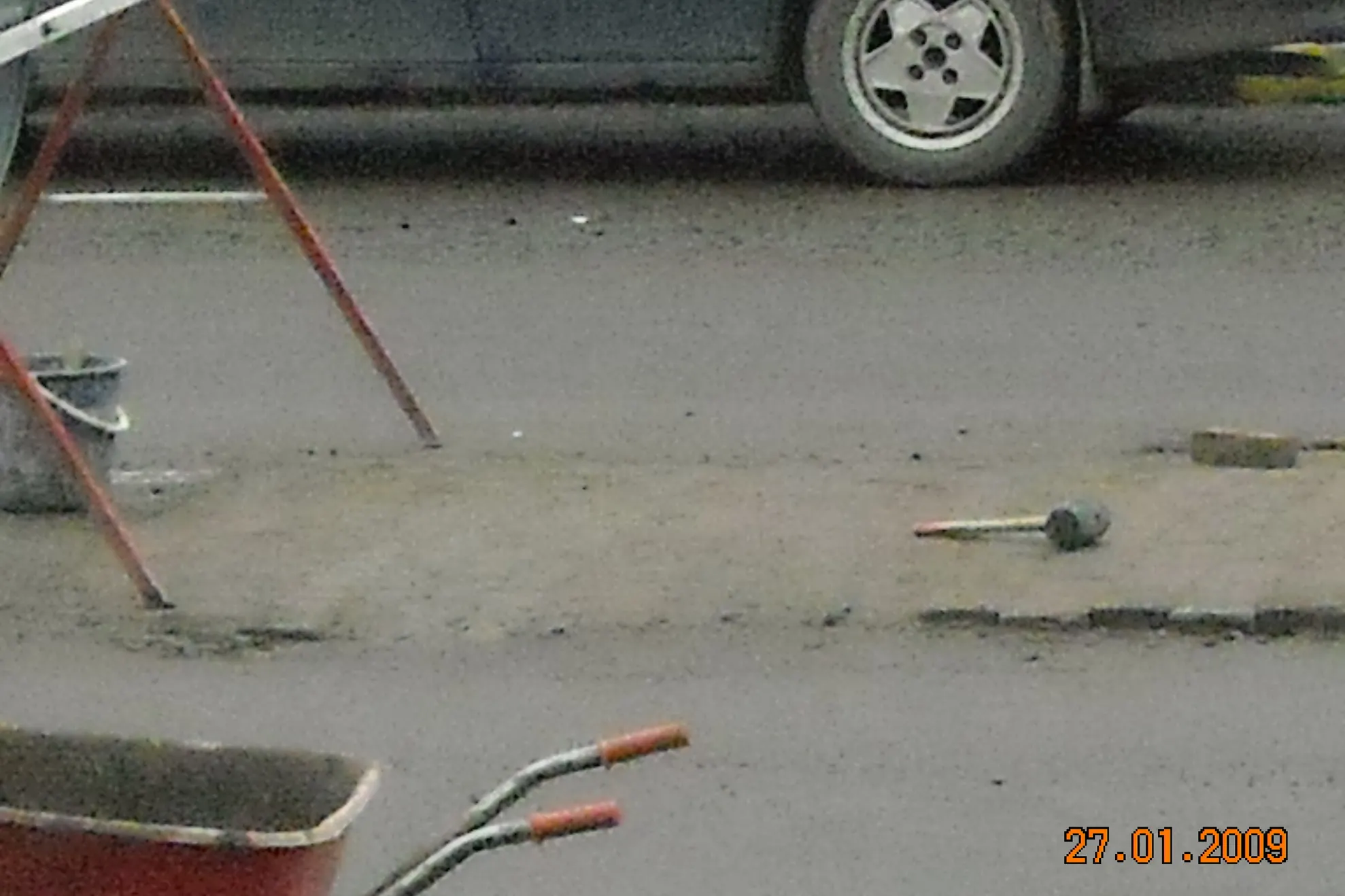 Bătaie de joc la Suceava. Angajaţii de la drumuri cârpesc o stradă principală cu pavele