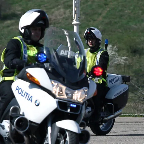 Poliţia face razii pe mai multe drumuri din ţară în căutarea armelor dispărute de la Ciorogârla