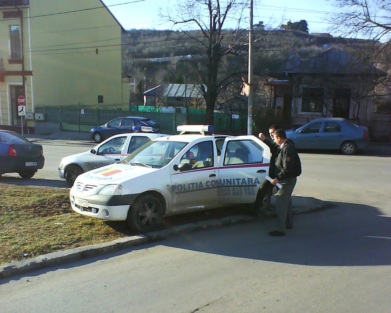 În localitatea Slatina, judeţul Olt, maşinile Poliţiei Comunitare sunt parcate pe spaţiul verde