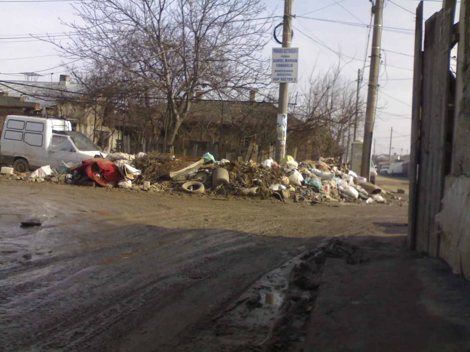 Mormane de gunoaie zac la colțul străzii Garoafei, din sectorul 5