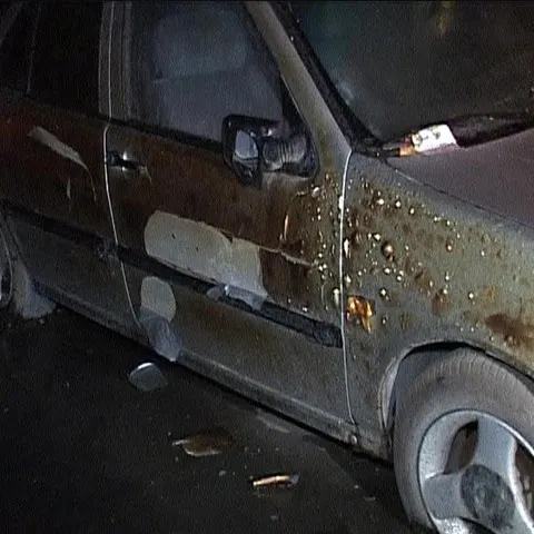 Doi hoţi au încercat să fure o maşină, dar au sfârşit prin a o incendia