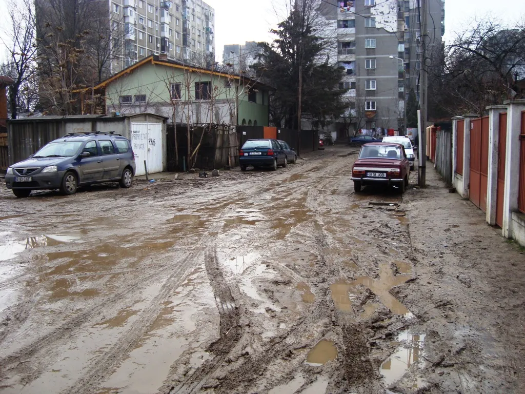 Strada Cheile Orzei din sectorul 6, arată ca o uliţă