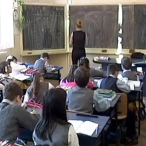 Paznicul unei şcoli din Capitală a fost concediat după ce a bătut doi elevi