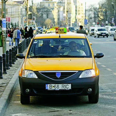 NewsIn: Unii operatori de taxi ieftinesc tarifele de călătorie cu 17%, în urma scăderii solicitărilor