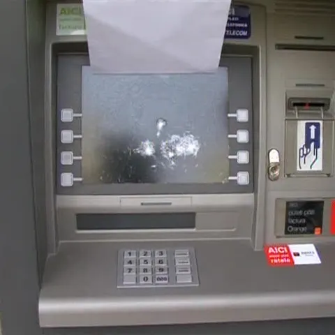 De foame, un bărbat a distrus cu un ciocan aproape jumătate din ATM-urile din Simeria