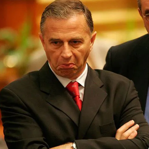Geoană nu-şi mai scoate funcţia la concurs