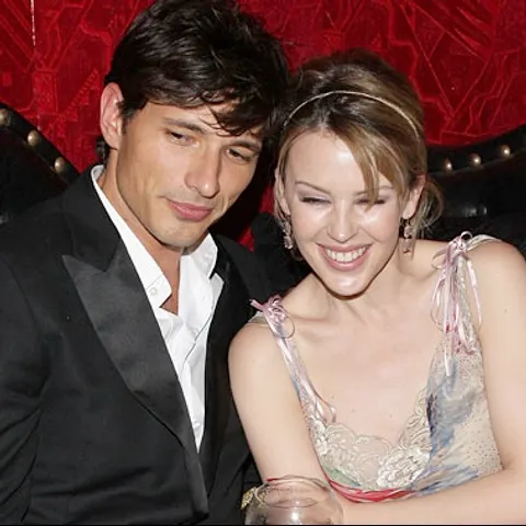 Kylie Minogue îl înşală pe modelul Andres Velencoso