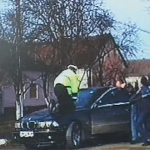 Şoferul care a purtat 40 de metri un poliţist arădean pe capota maşinii, eliberat din arest