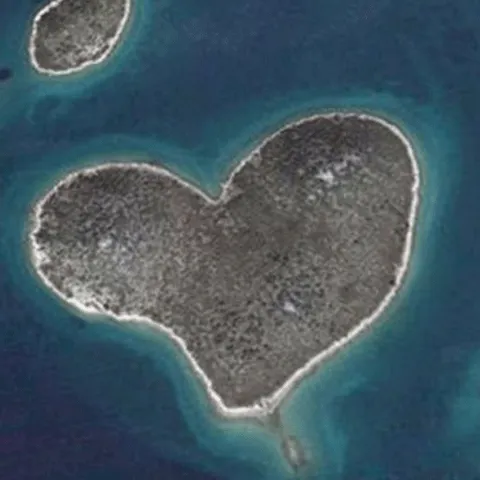 Insula în formă de inimă, descoperită pe Google Earth