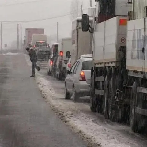 Pe drumurile din judeţele Neamţ, Argeş, Vâlcea şi Mehedinţi s-a circulat în condiţii de iarnă