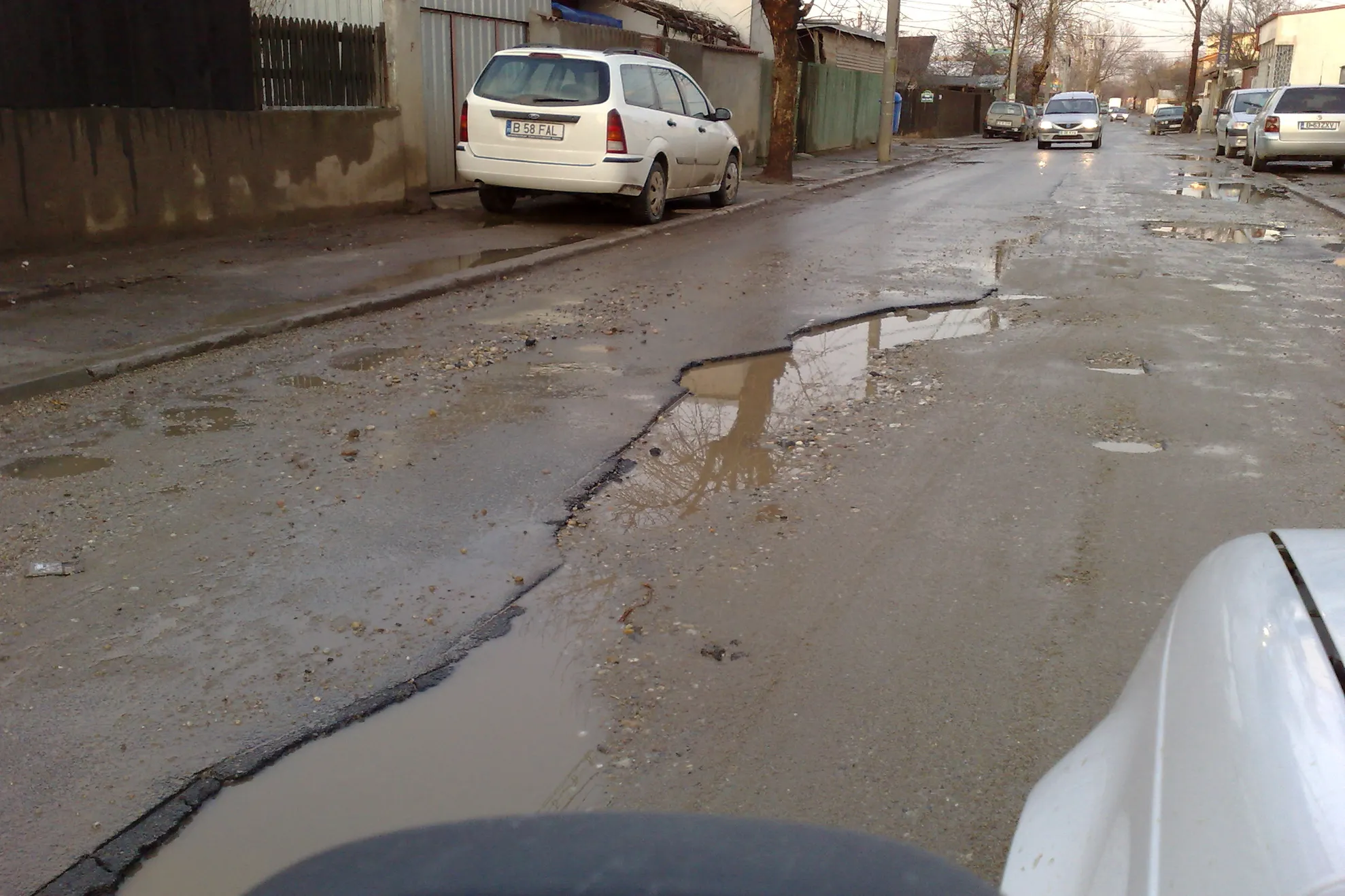 Strada Moroieni din sectorul 2 este plină de gropi