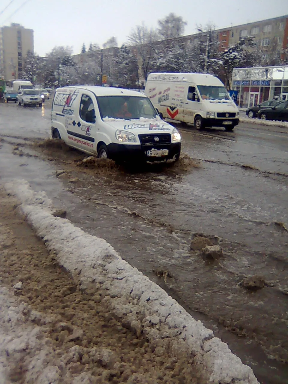 Străzile Braşovului inundate