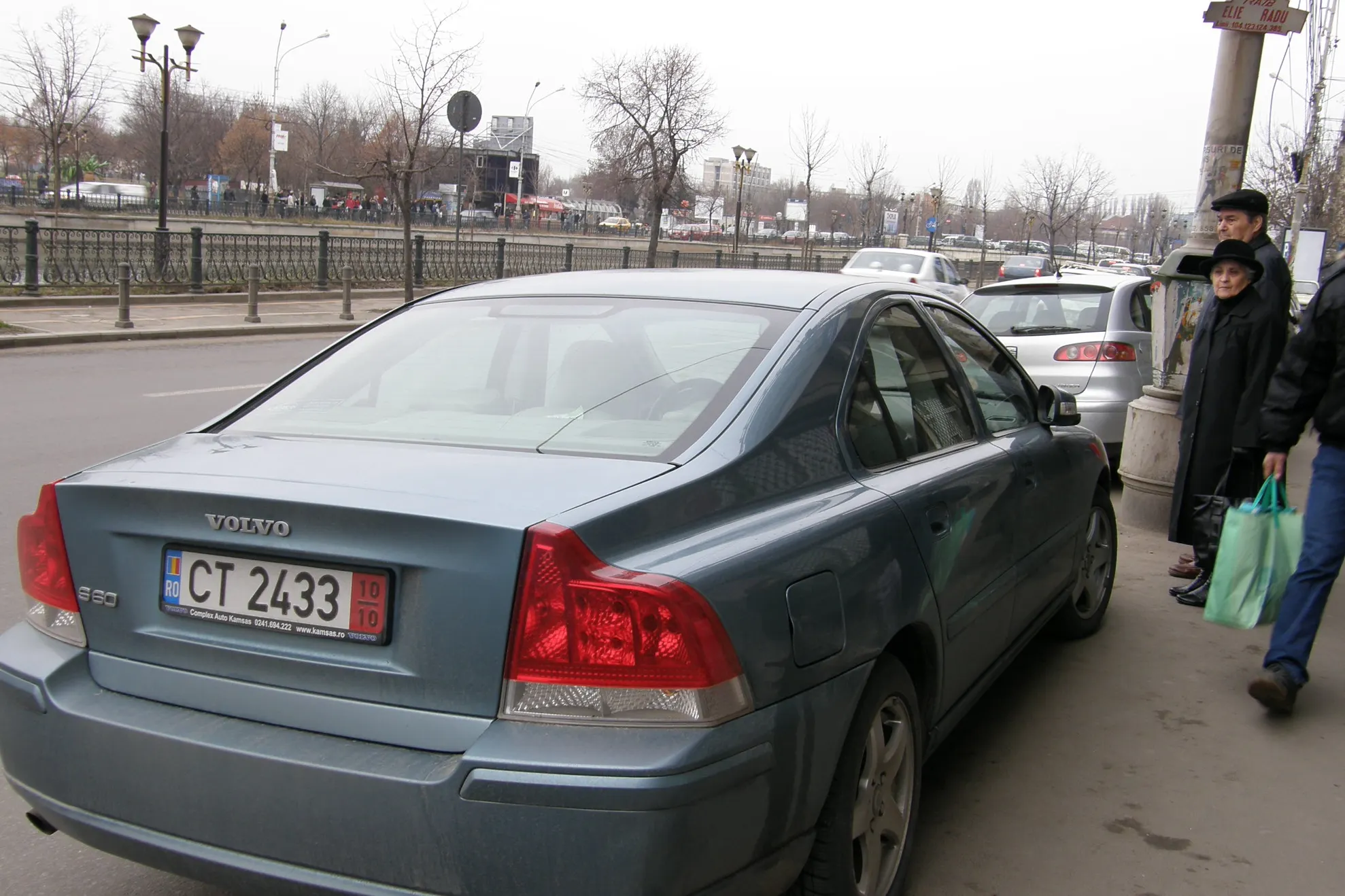 Parcat în staţia de autobuz, în Bucureşti