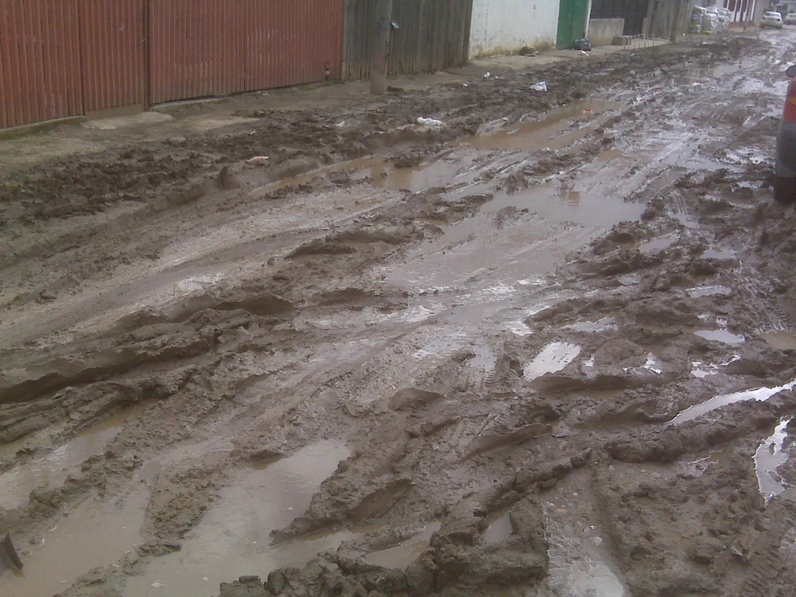 Strada Tăcerii din Bucureşti, plină de noroi