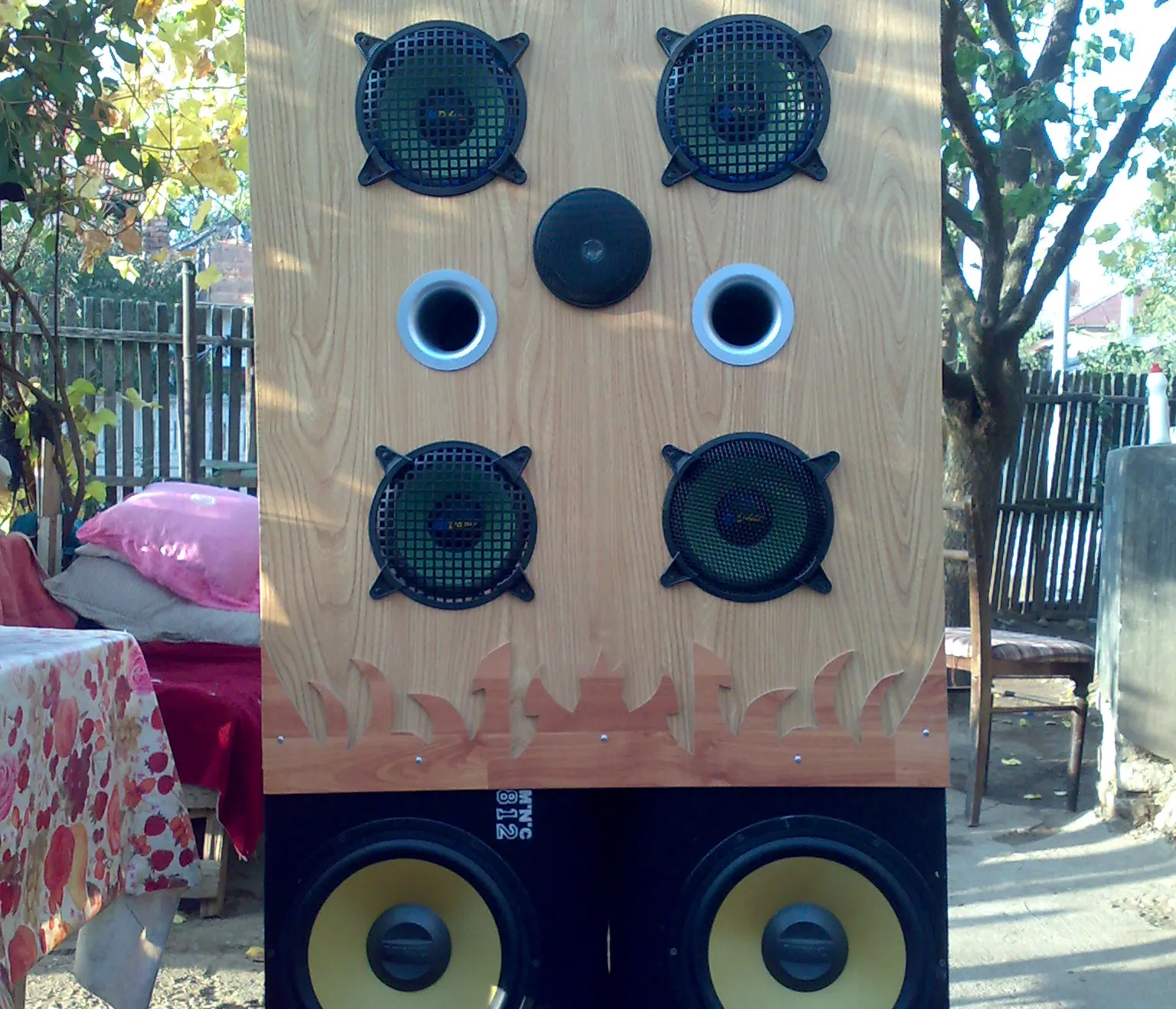 Sistem audio modificat în spatele casei