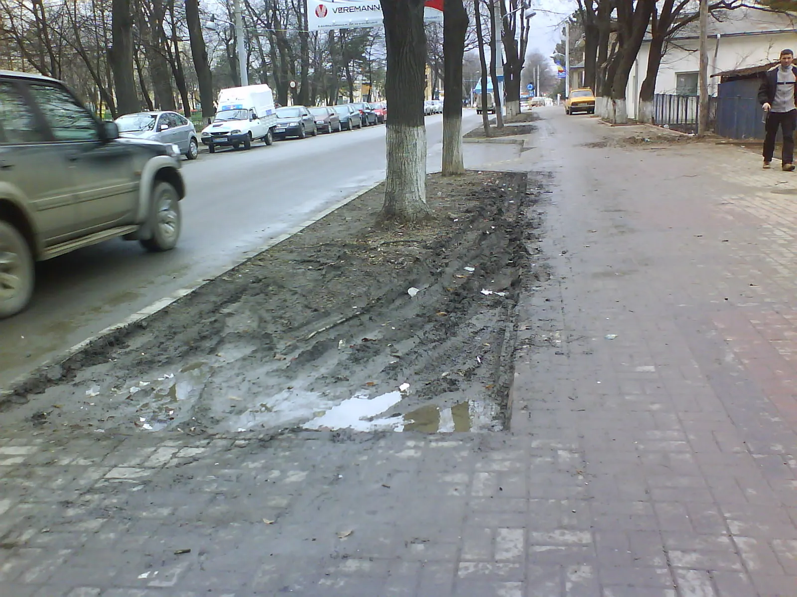 Un trotuar proaspăt amenajat, plin de noroi