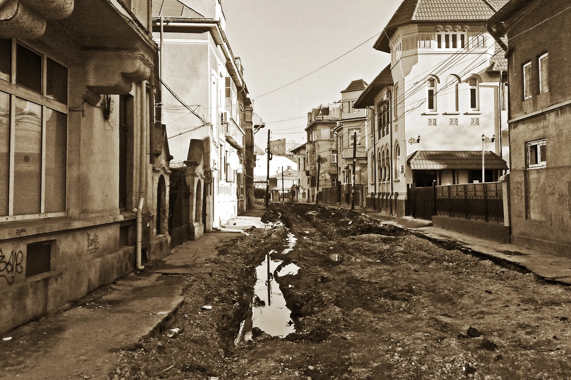 Noroiul te înghite pe o stradă din Bucureşti