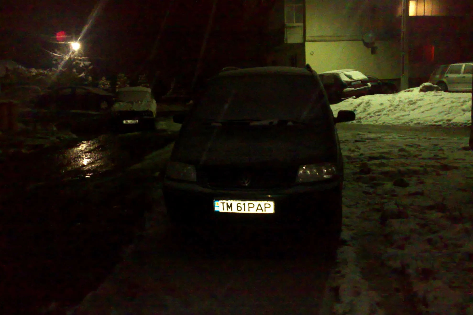 Parcare pe trotuar, pietonii nu există