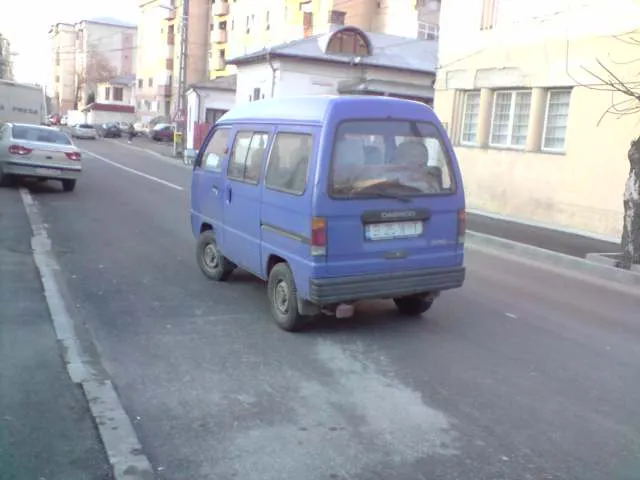 Parcare în mijlocul străzii