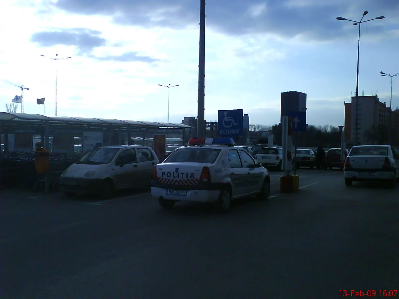Poliţiştii au parcat pe locul rezervat oamenilor cu handicap