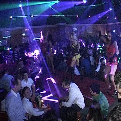 Tinerii din Capitală au petrecut noaptea Sfântului Valentin în cluburi