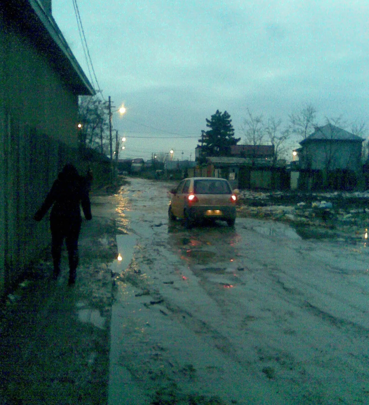 Stradă plină de noroi în sectorul cinci