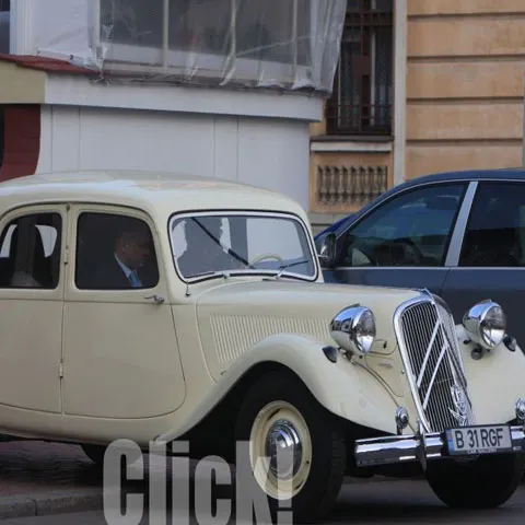 Ţiriac, la plimbare cu blonda şi cu maşina de epocă