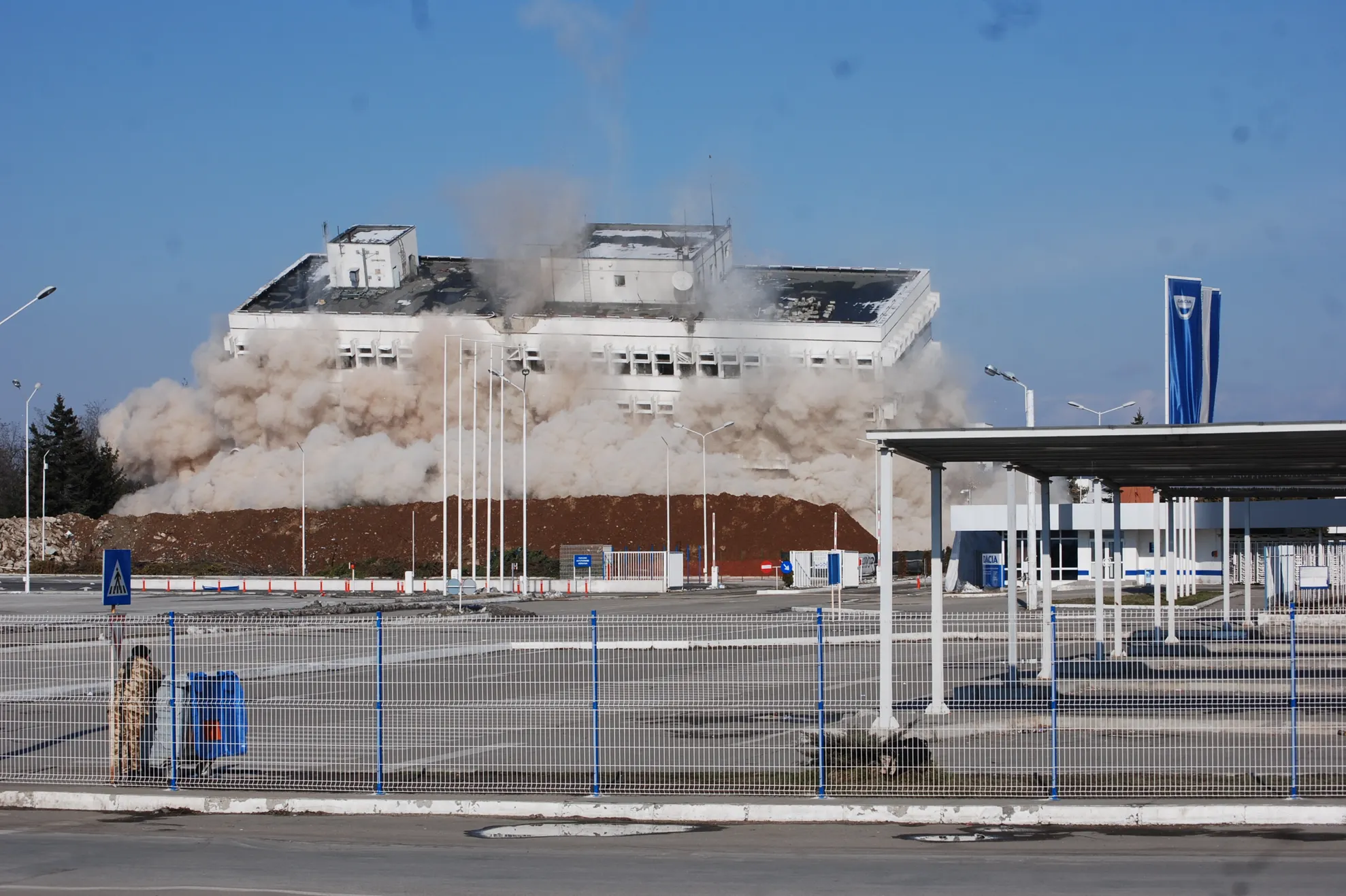 Demolarea pavilionului administrativ Dacia, Mioveni, Argeș.
