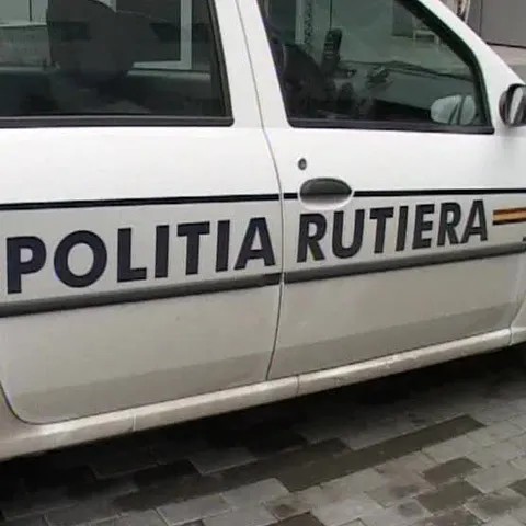 Un tânăr fără permis a fost prins băut, la volanul unei maşini furate 