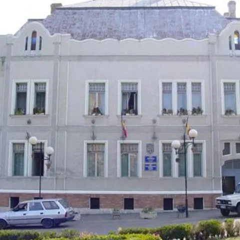 Un perete al Primăriei din Tăşnad, Satu Mare, s-a prăbuşit - GALERIE FOTO