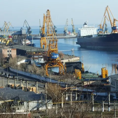 Două şlepuri s-au ciocnit în Portul Constanţa