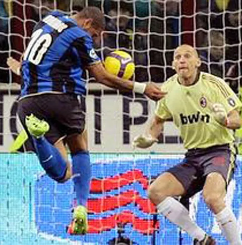 Adriano scapă fără suspendare după golul controversat din derby-ul cu Milan - VIDEO
