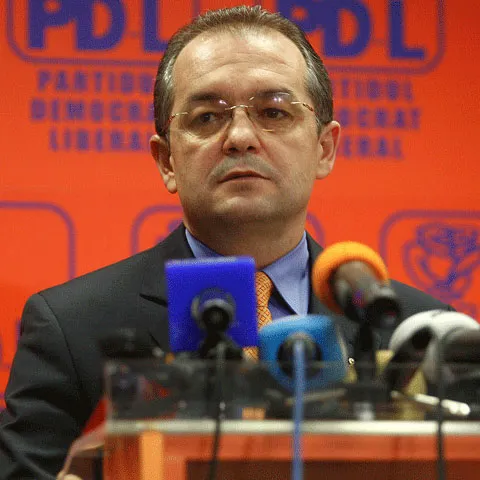 Premierul Boc dă afară şi femei însărcinate