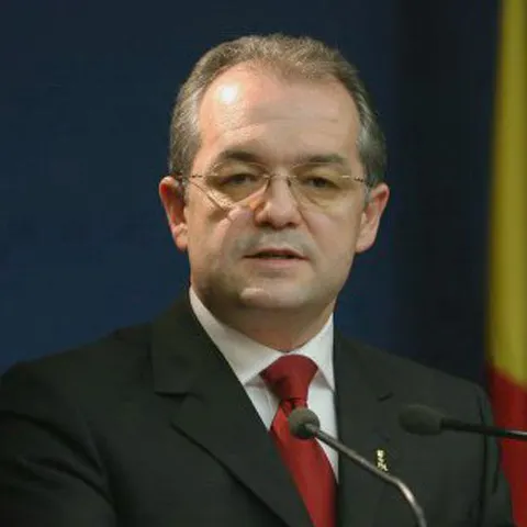 Cei care au plătit taxa auto triplată îşi vor lua diferenţa de bani înapoi