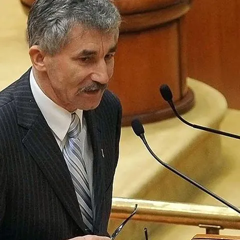 Parlamentarii s-au înnămolit în buget