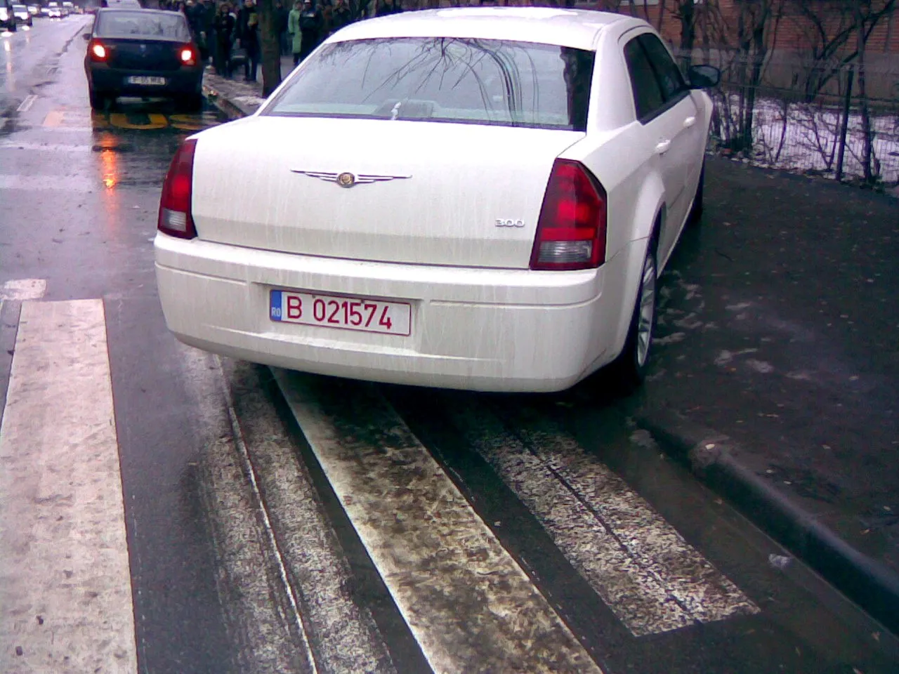 Autovehicul parcat pe o trecere de pietoni din Bucureşti