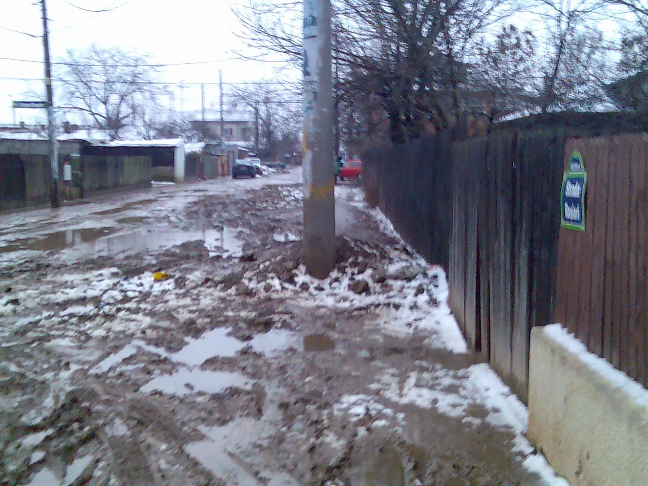 Strada Rosiori din Bucureşti, neasfaltată şi plină de noroi