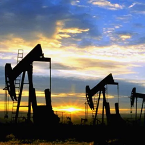 Preţul petrolului a scăzut cu peste un dolar