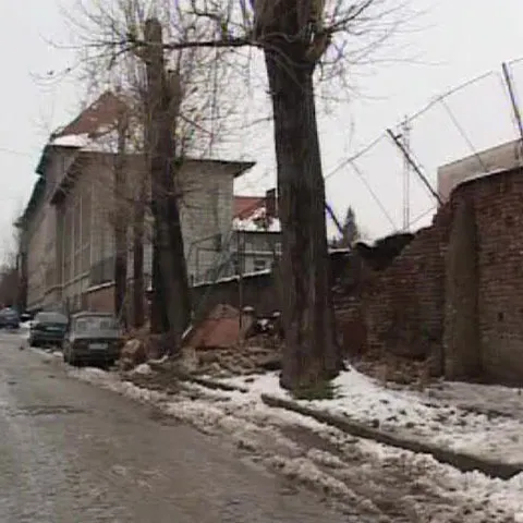 Gardul unui liceu din Craiova s-a prăbuşit peste două maşini