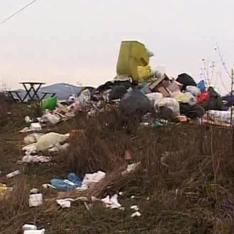 Grămezi de gunoi, pe DN1, în localităţile Ciolpani şi Tâncăbeşti