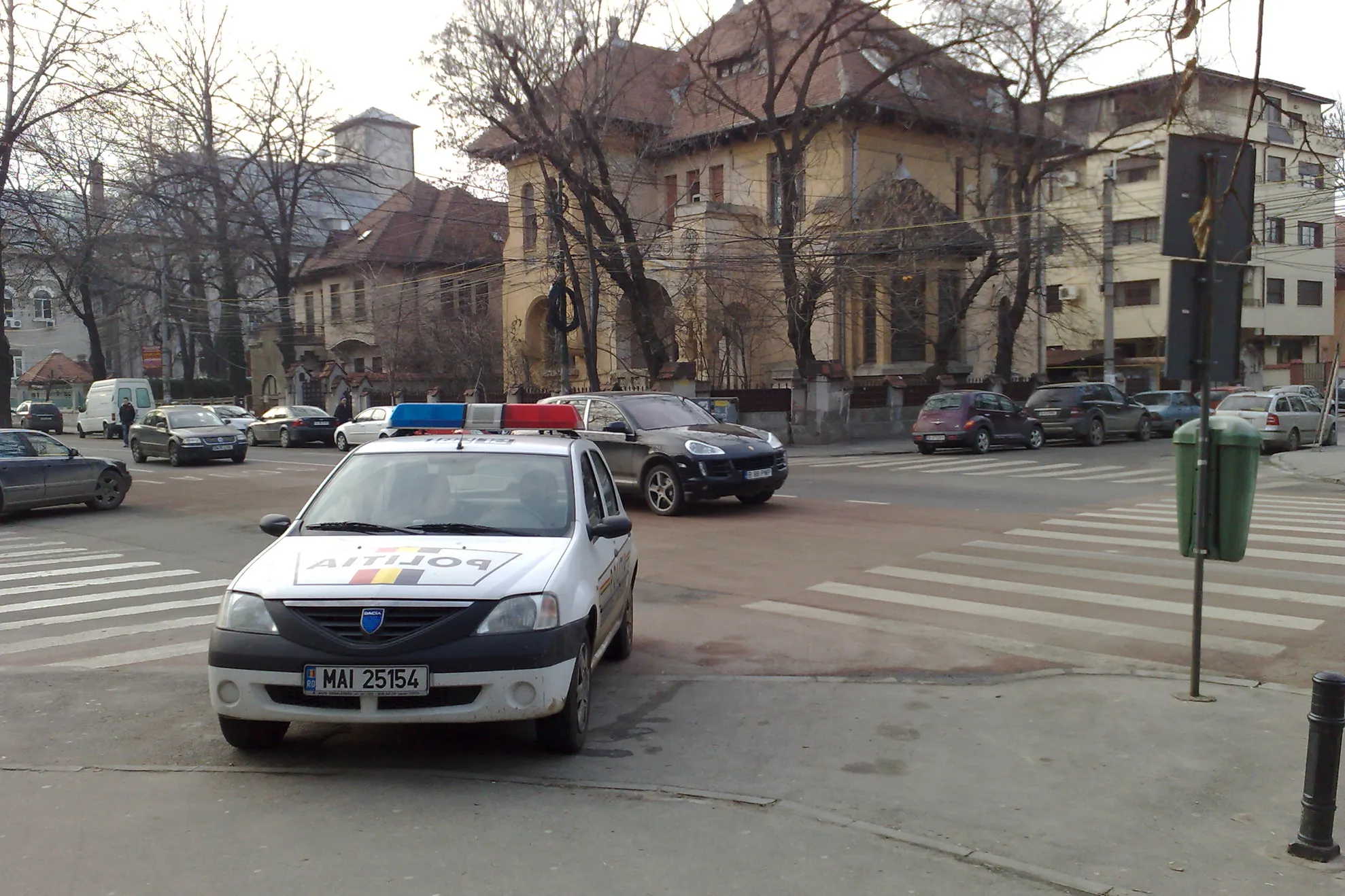 Poliţia a rămas fără locuri de parcare