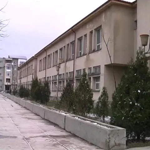 O şcoală din Drobeta Turnu Severin, îngropată în gunoaie, a ajuns adăpost pentru oamenii străzii